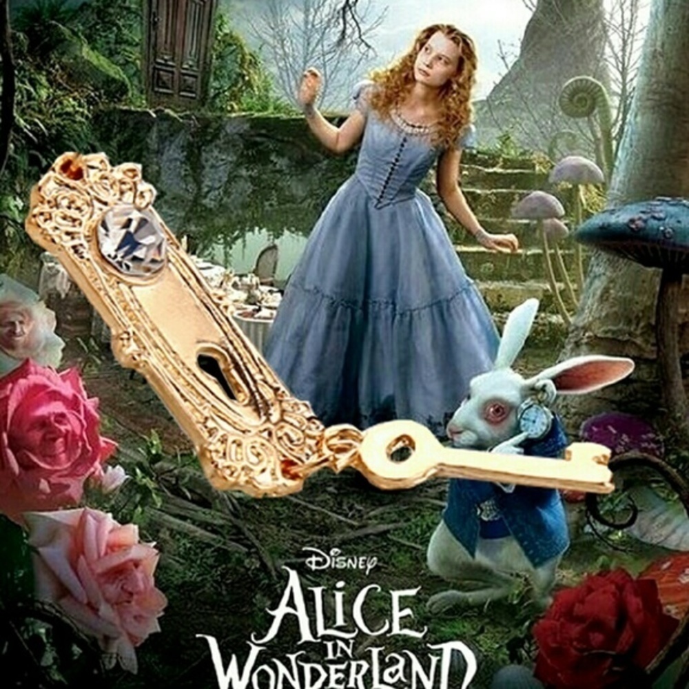 Alice in wonderland necklaces key and drink me